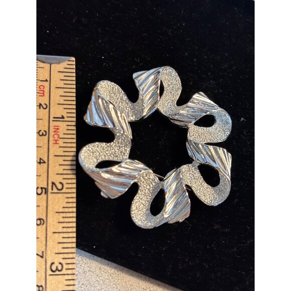 Vintage Silver-Tone Textured & Ribbed Brooch Pin With Wavy Openwork Design - Picture 6 of 8